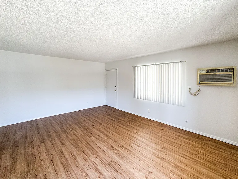 5229 Cartwright Ave — Photo 4
