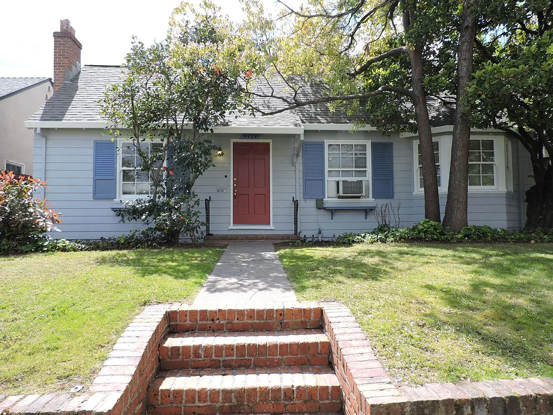 4424 T St photo 1