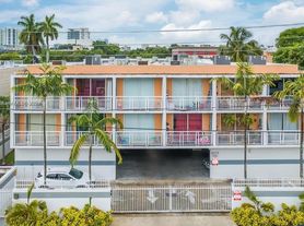 450 SW 3rd St, Miami, FL
