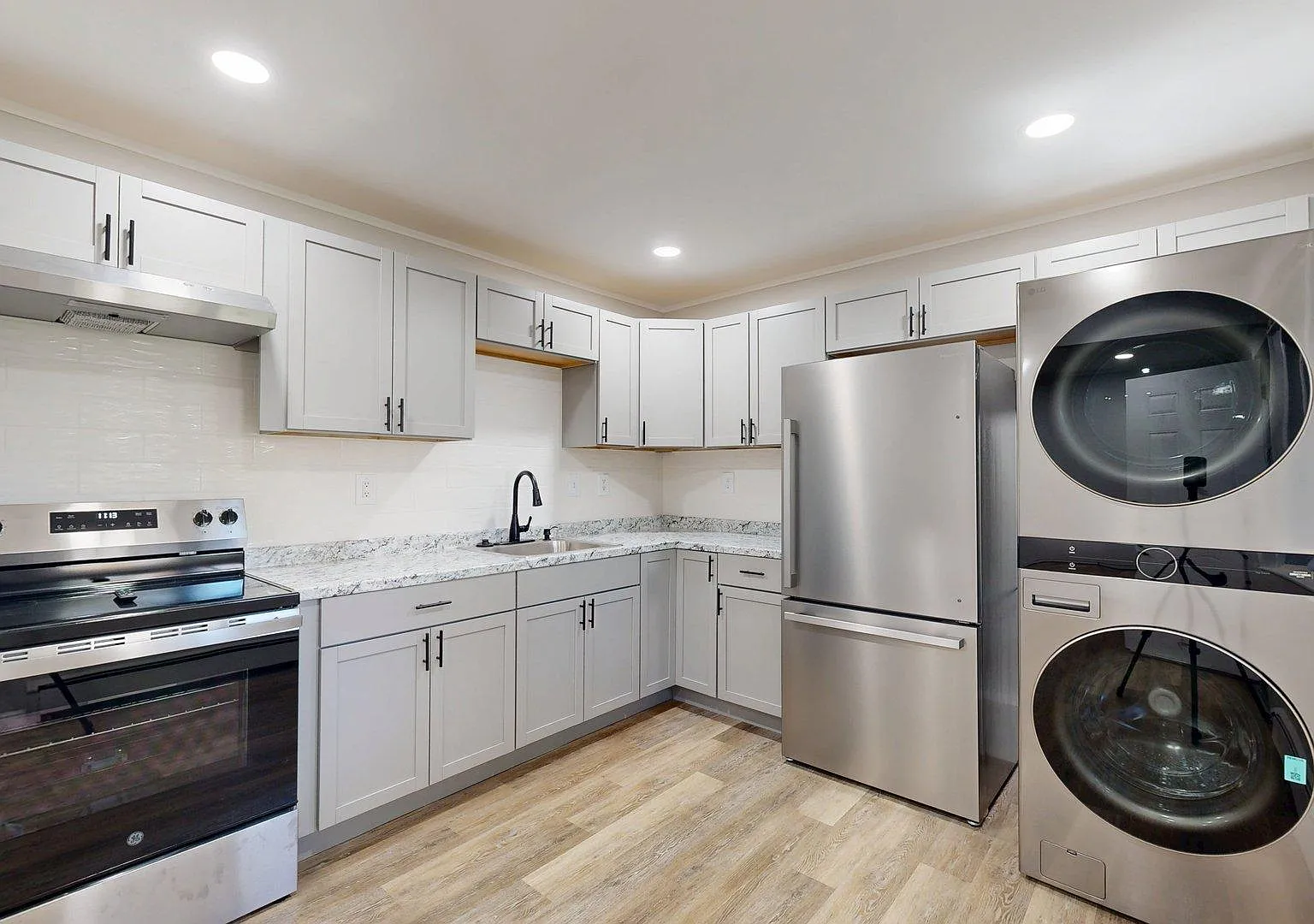 2 bed, 1.0 bath, 816 sqft, $2,000 — Photo 2