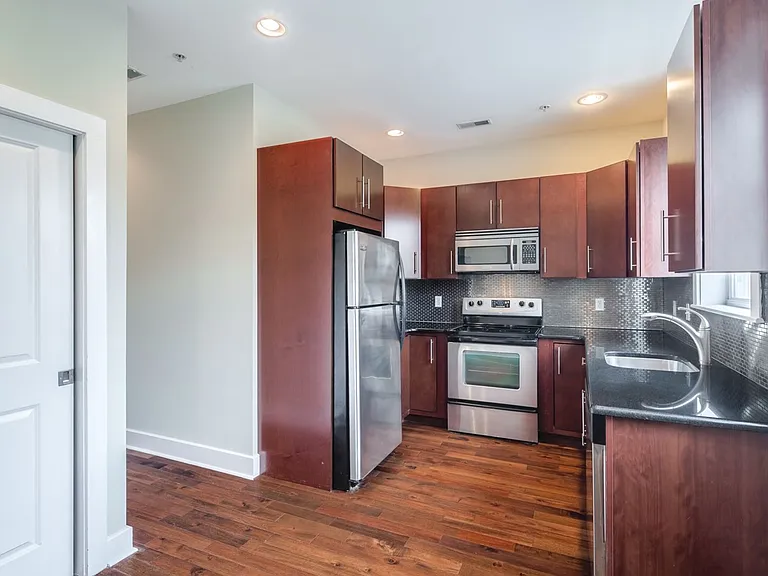 2633 Catharine Street — Photo 6