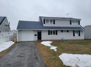 15 Pewter Ln, Hicksville, NY 11801