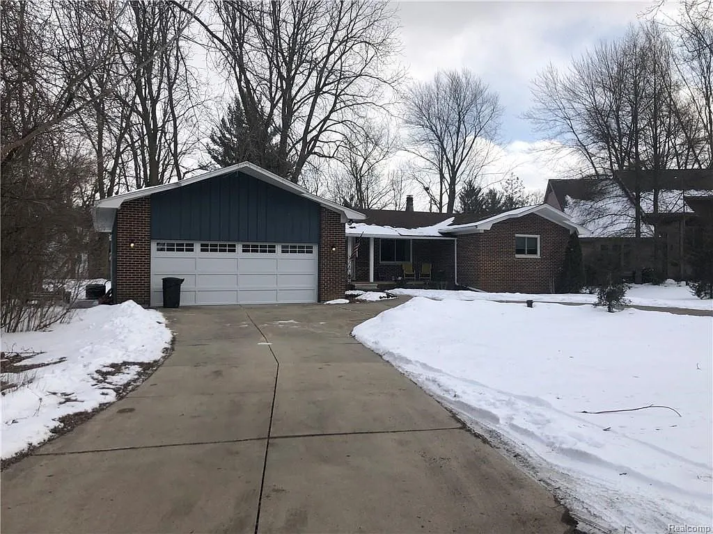 2071 Lakeshire Dr photo 1