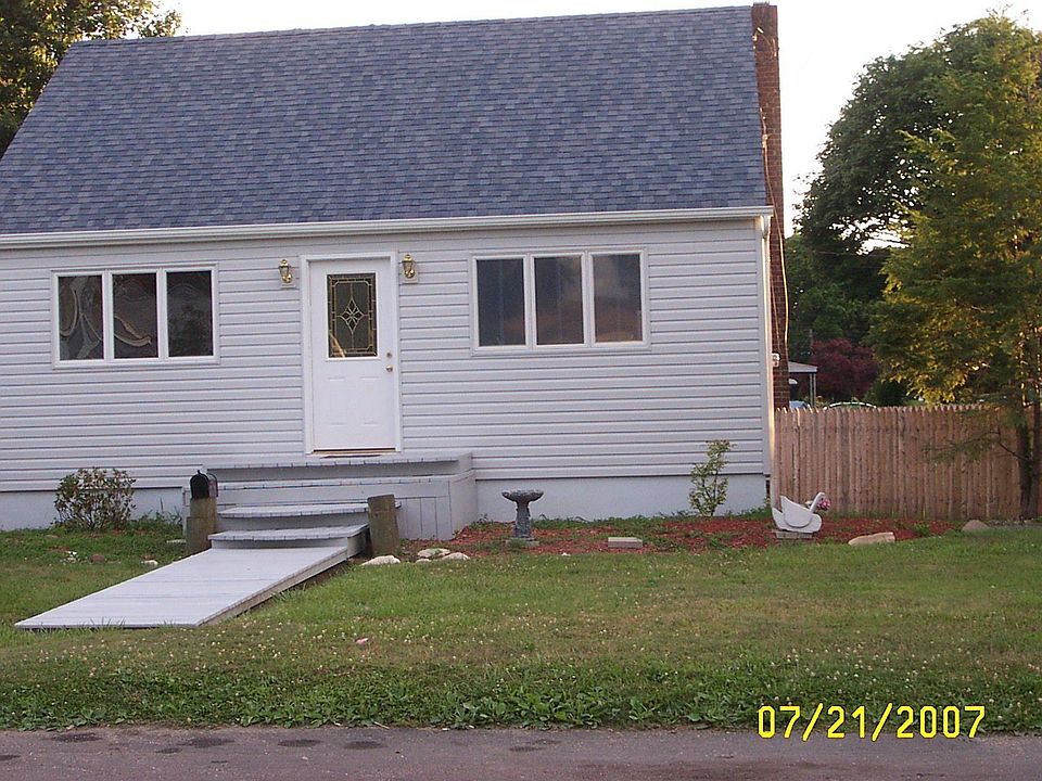 1st image of 895 Pinelawn Ave