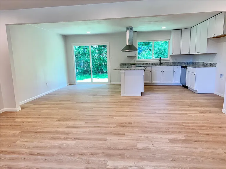 1421 S Scullin Ave — Photo 2