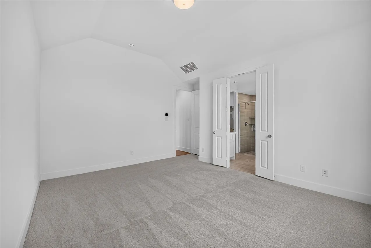 5 bed, 2513 sqft, $3,950 — Photo 3