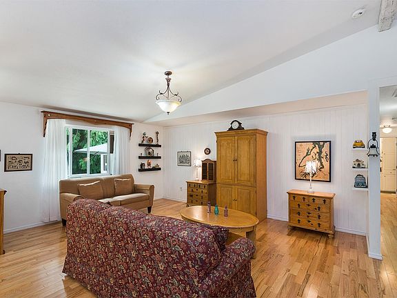 4th image of 380 Scotland Ct