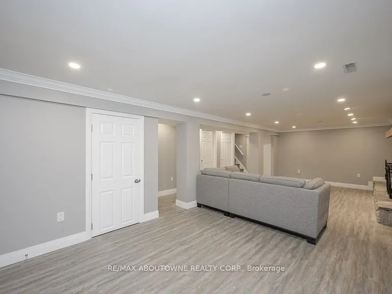 2444 Woburn Cres — Photo 10