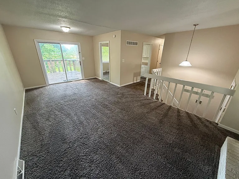 308 NE Lakeview Dr — Photo 3