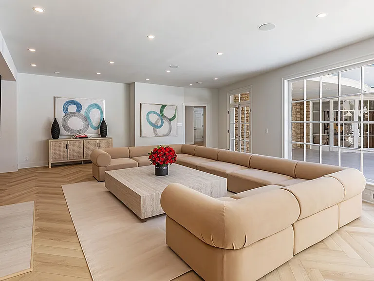 702 N Beverly Dr — Photo 22