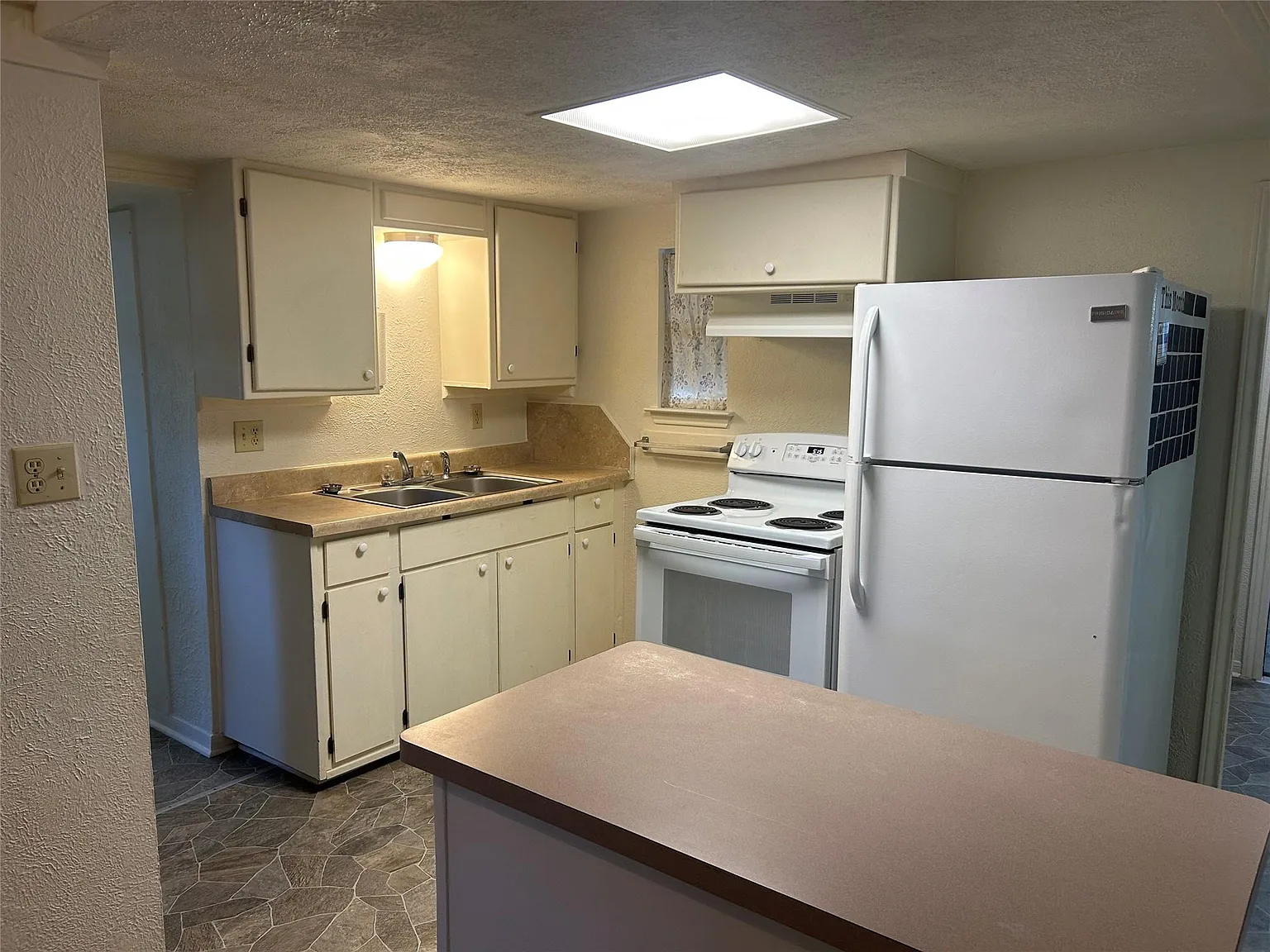 2 bed, 1.0 bath, 800 sqft, $1,000 — Photo 4