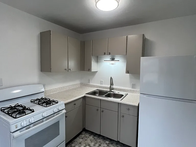 210 Greystone Ave #207-4 — Photo 3