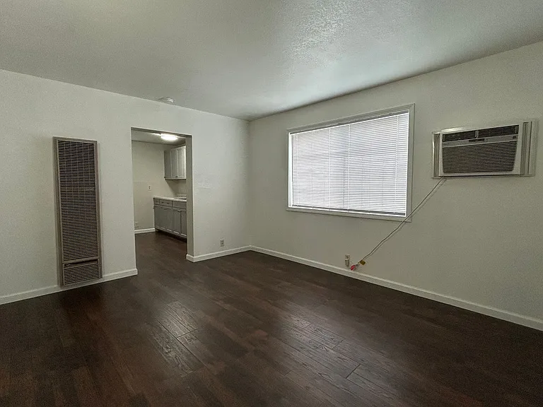 431 W 7th St — Photo 3