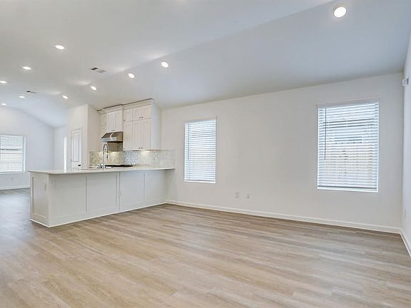 4th image of 4922 Tan Briar Dr