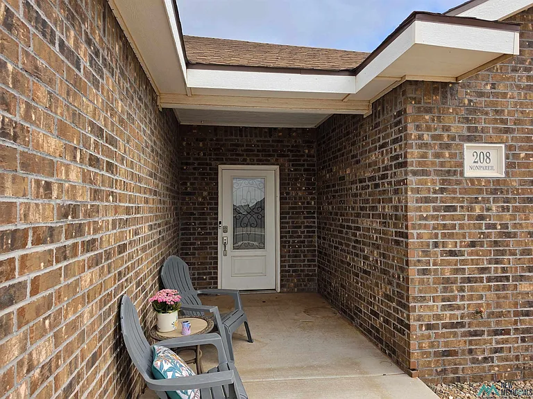 208 Nonpareil Ln — Photo 2