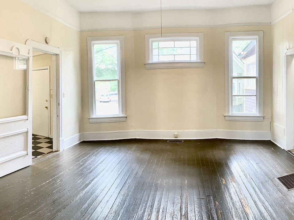 Awesome High Ceilings and Bay Windows in Living Room/Kitchen