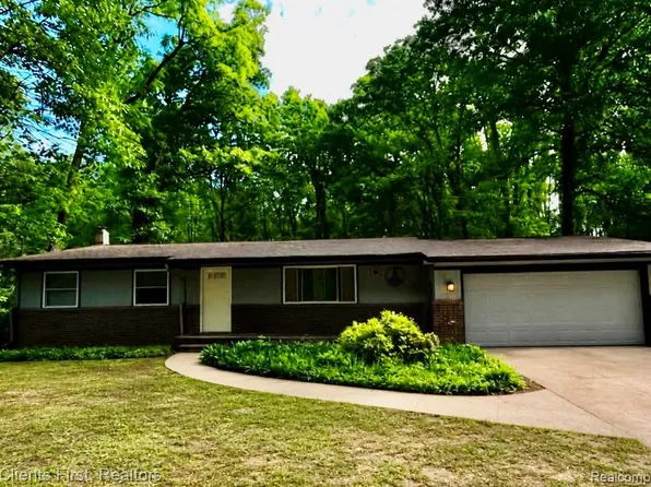 5844 Crandall Rd, Howell, MI 48855