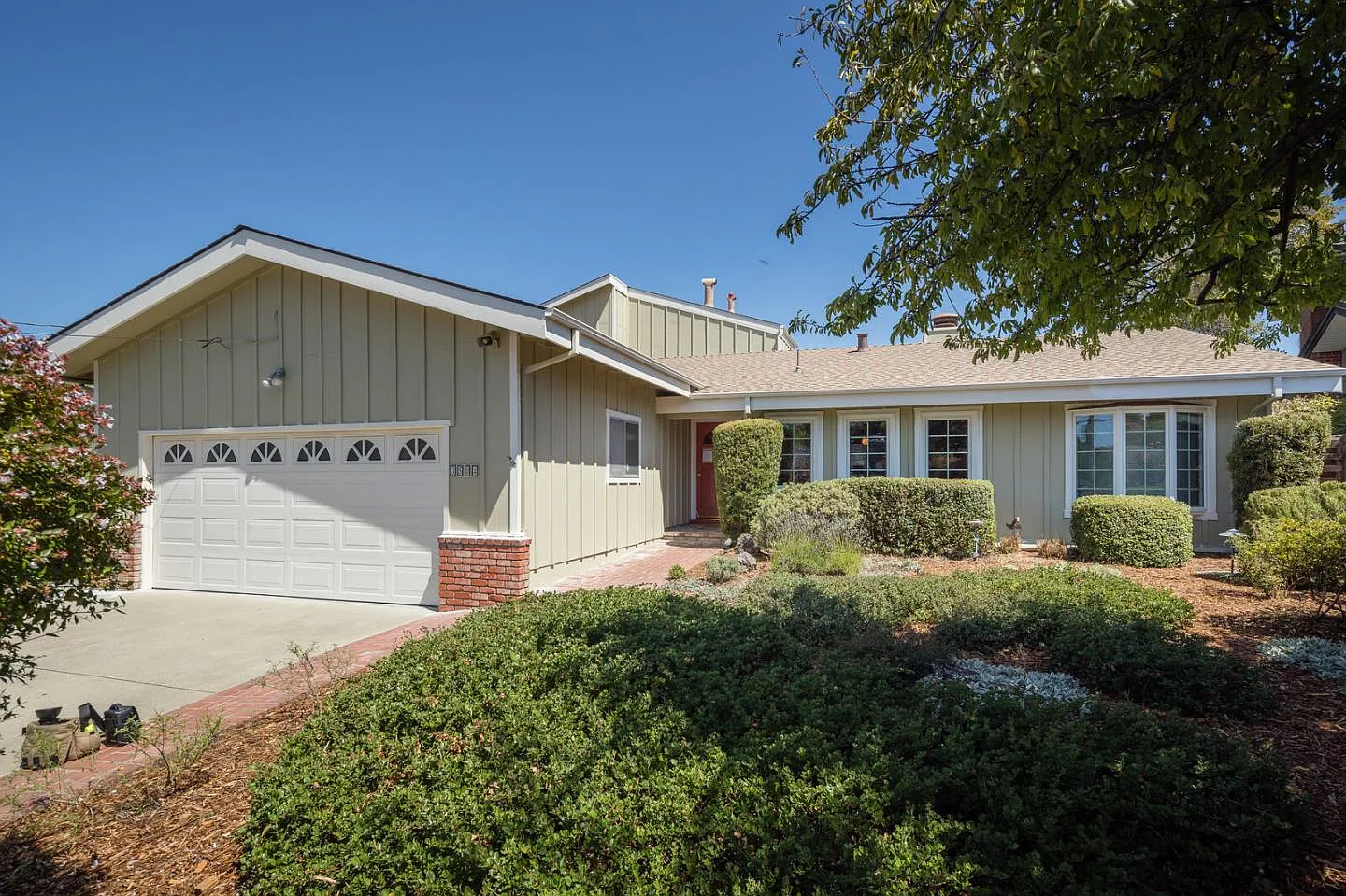 3504 Hillcrest Dr photo 1