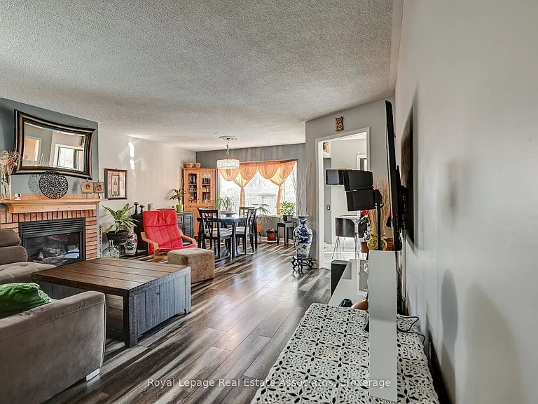 70 Nectarine Cres — Photo 4