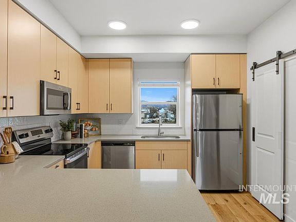 3rd image of 4331 N Waltz Ln
