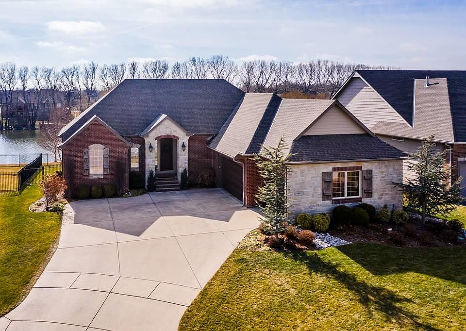 1st image of 601 E Crescent Lakes Dr