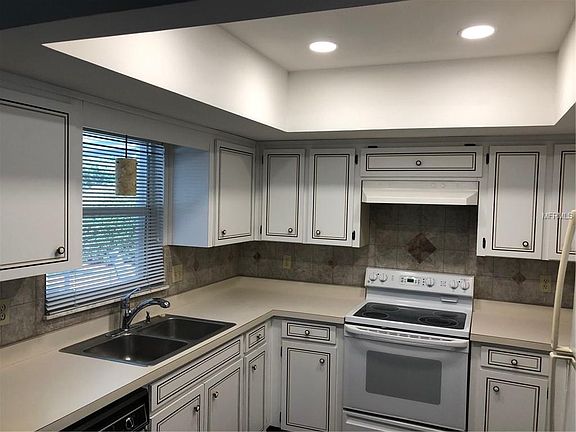 5th image of 215 Harrogate Pl