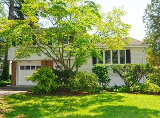 88 Newcomb Rd, Tenafly, NJ 07670