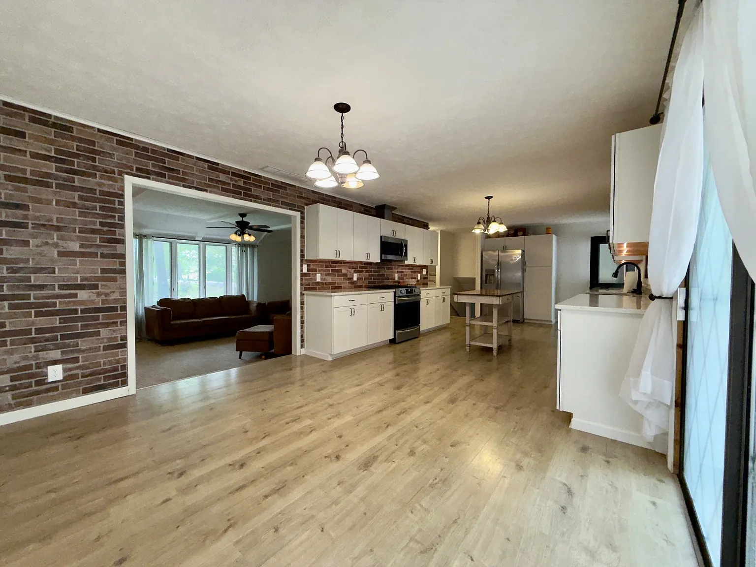 4 bed, 2.0 bath, 2466 sqft, $1,900 — Photo 2