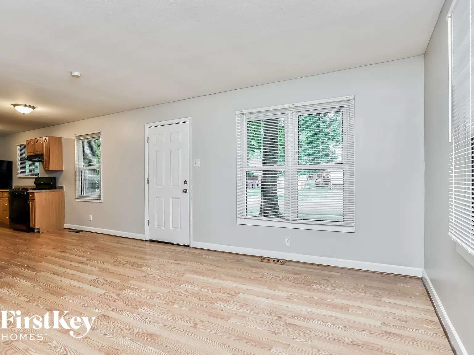 3 bed, 1.0 bath, 952 sqft, $1,670 — Photo 3