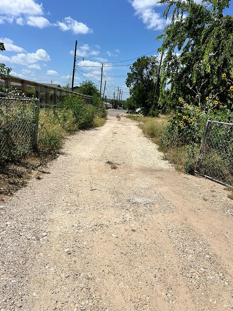 Secluded 3 bed/one bath home available today! — Photo 4