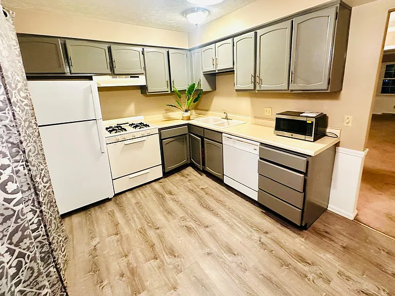 75 Mayflower Dr #4 — Photo 8