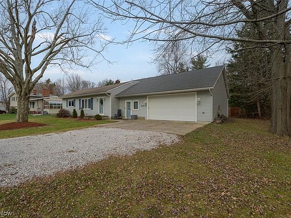 3rd image of 4911 Lovers Ln