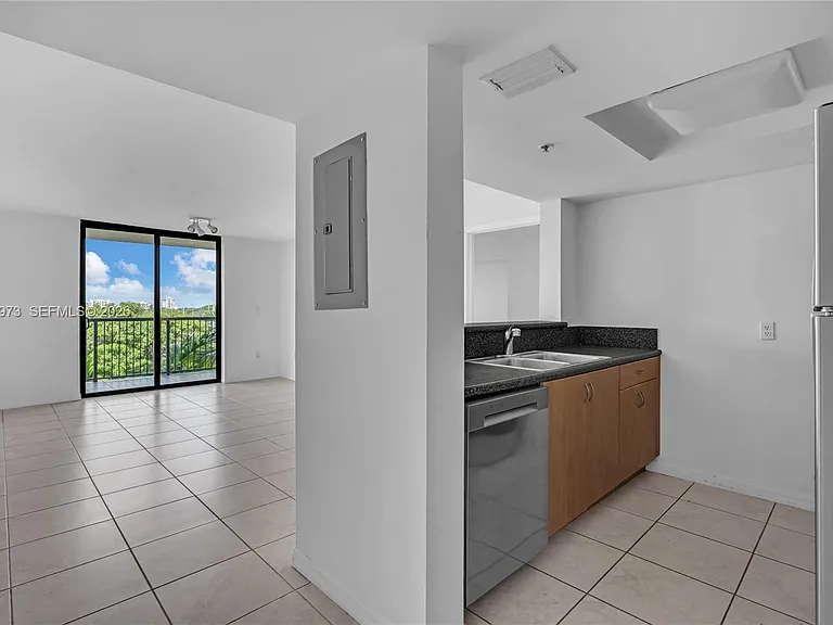 1690 SW 27th Ave #608 — Photo 4