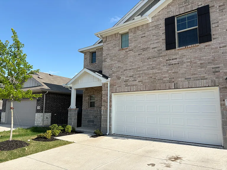707 Hemingway Ln — Photo 2