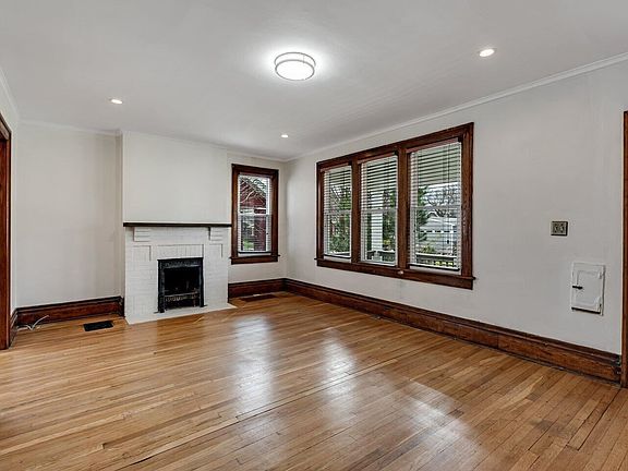 4th image of 586 Fairwood Ave
