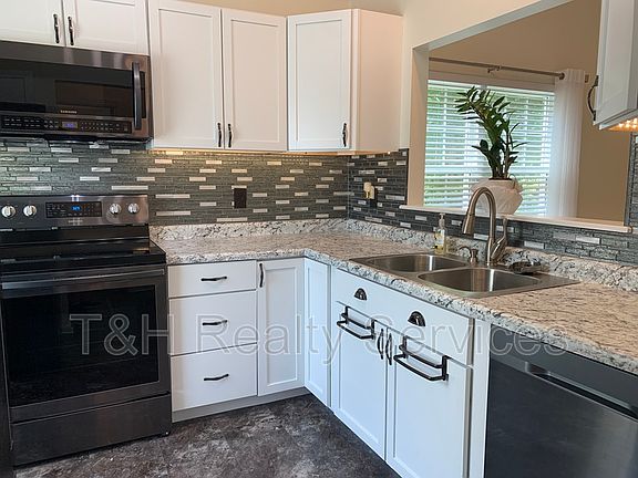 5th image of 560 Grand Woods Dr