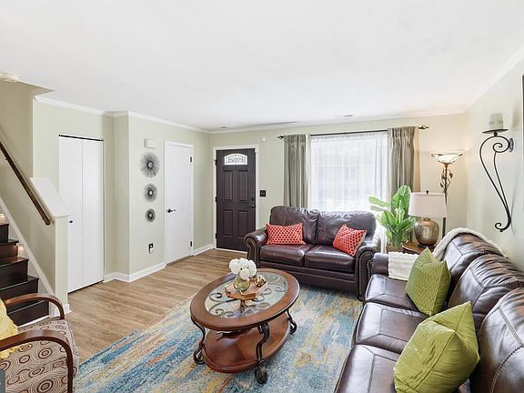 3rd image of 430 Azalea Pl