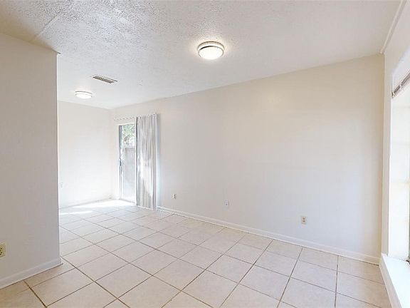 3rd image of 916 Navarro Dr