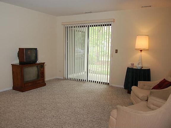 3rd image of 560 Cumberland Trl #B6