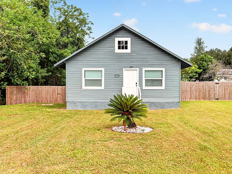 705 NW 64th Pl — Photo 2