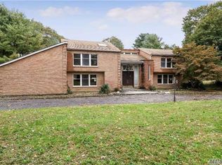 9 Ferncote Ln, Brookville, NY 11545