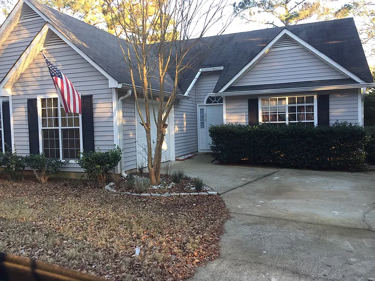 818 Bentley Dr — Photo 1