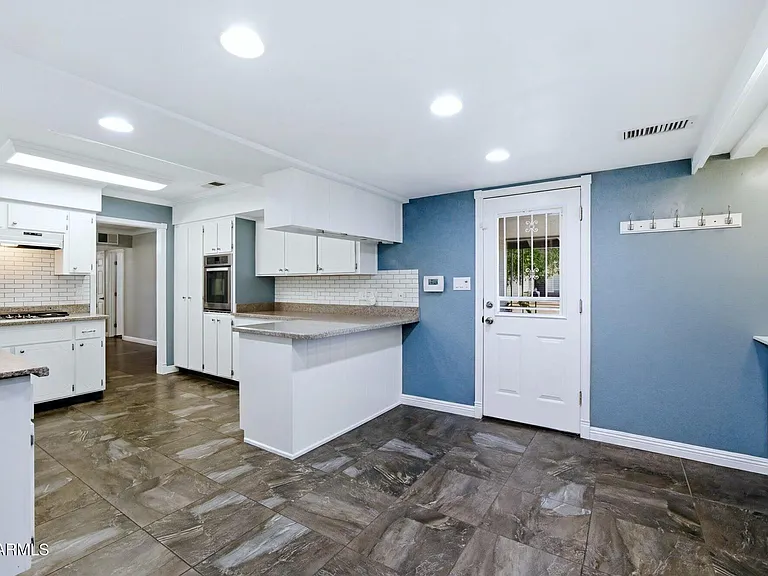 7750 N 17th Dr — Photo 11