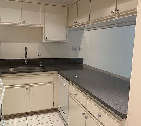 4th image of 857 S Plymouth Blvd #304