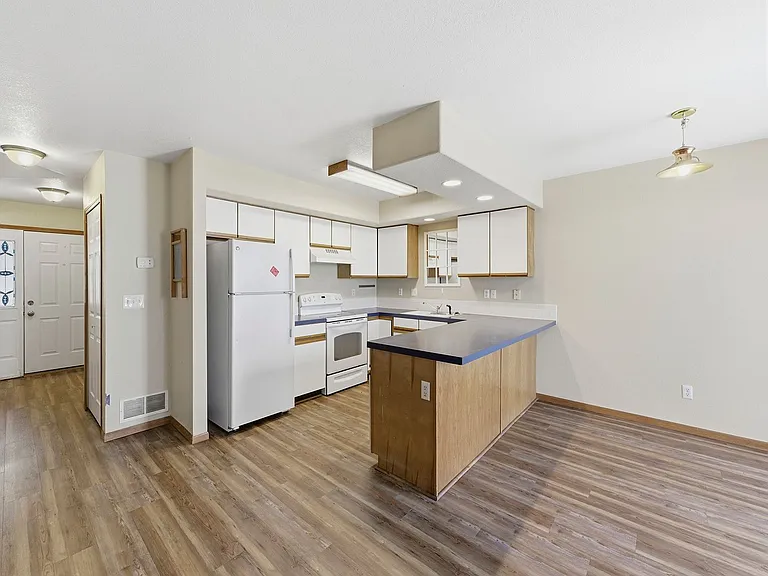 1637 Westbridge Dr #J2 — Photo 8