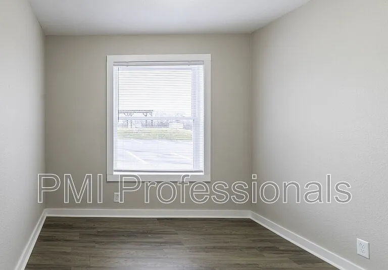 136 Kingsridge Dr — Photo 10