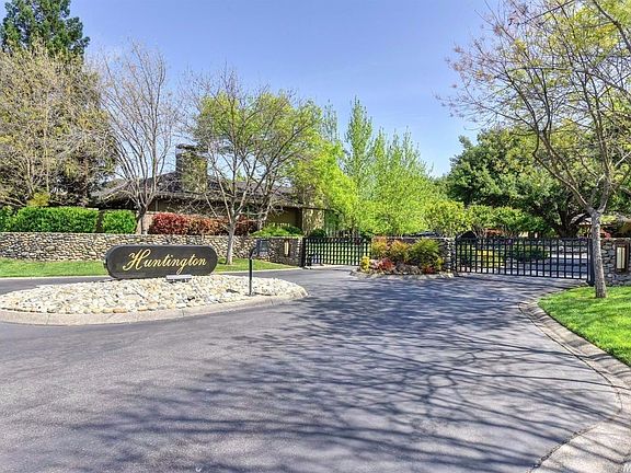 2nd image of 11395 Huntington Village Ln