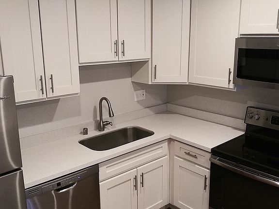 3rd image of 372 Euclid Ave Unit 304