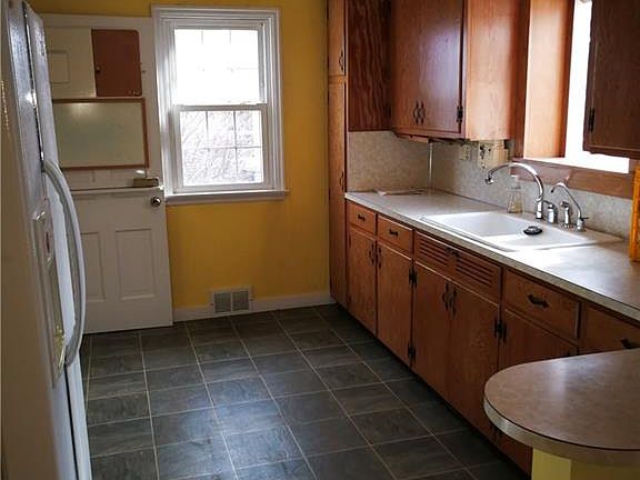 4th image of 557 E Court St
