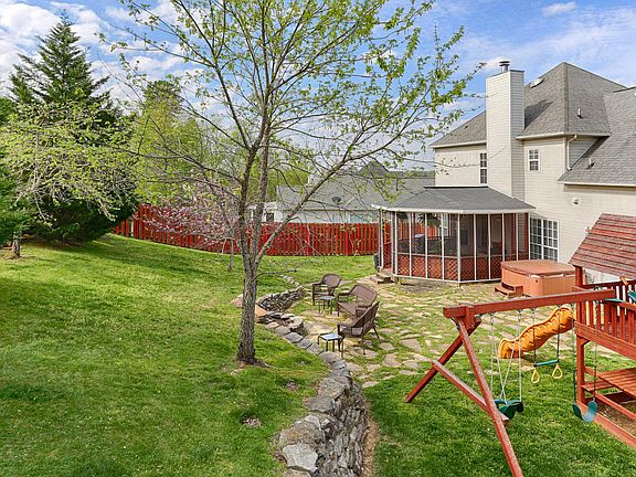 5th image of 2454 Maple Crest Ln